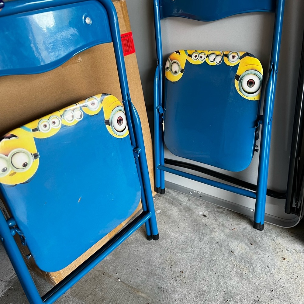 MINIONS PLAY TABLE AND CHAIRS SET - Picture 3 of 3